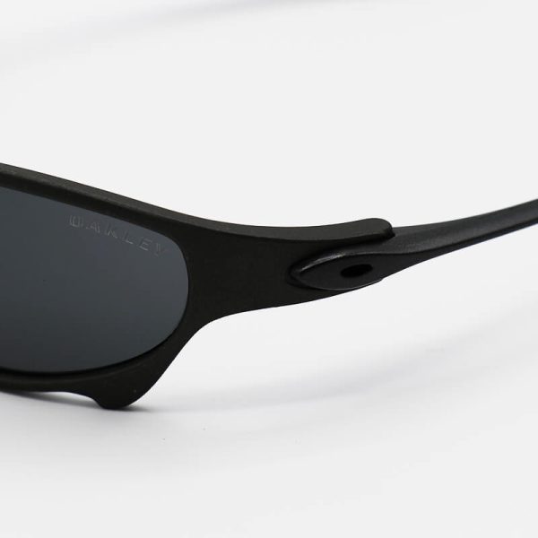 عکس از عینک آفتابی oakley با فریم نوک مدادی، لنز دودی تیره مدل w2239
