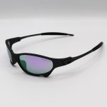 عکس از عینک آفتابی OAKLEY با فریم نوک مدادی، لنز آینه ای و بنفش رنگ مدل W2239