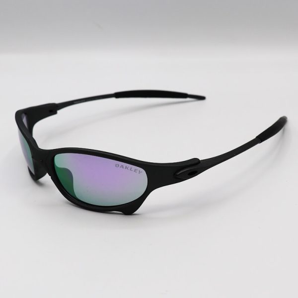 عکس از عینک آفتابی oakley با فریم نوک مدادی، لنز آینه ای و بنفش رنگ مدل w2239