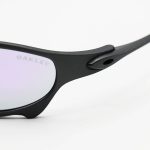 عکس از عینک آفتابی OAKLEY با فریم نوک مدادی، لنز آینه ای و بنفش رنگ مدل W2239