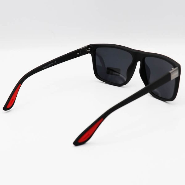 عکس از عینک آفتابی پلاریزه دیزل با فریم مشکی مات و عدسی دودی تیره مدل p2370