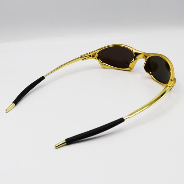 عکس از عینک آفتابی اوکلی با فریم طلایی رنگ، لنز آینه ای و آبی رنگ مدل w2239