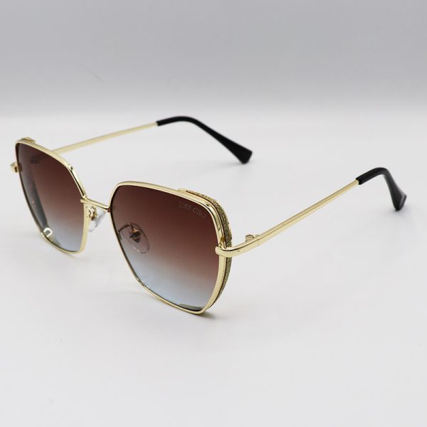 عکس از عینک آفتابی زنانه شاین دار با فریم طلایی و لنز دو رنگ سایه روشن مدل 28017