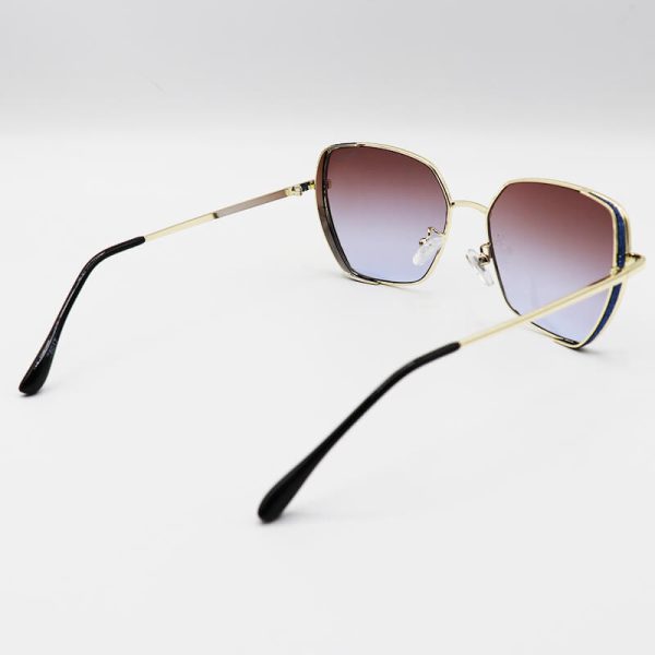 عکس از عینک آفتابی زنانه شاین دار با فریم طلایی و لنز قهوه ای و دودی مدل 28017