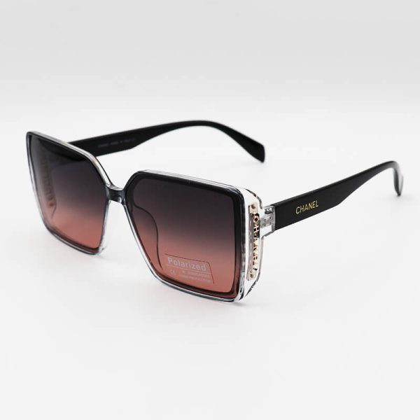 عکس از عینک آفتابی زنانه شنل با فریم مربعی شکل و لنز پلاریزه و دو رنگ مدل p2248