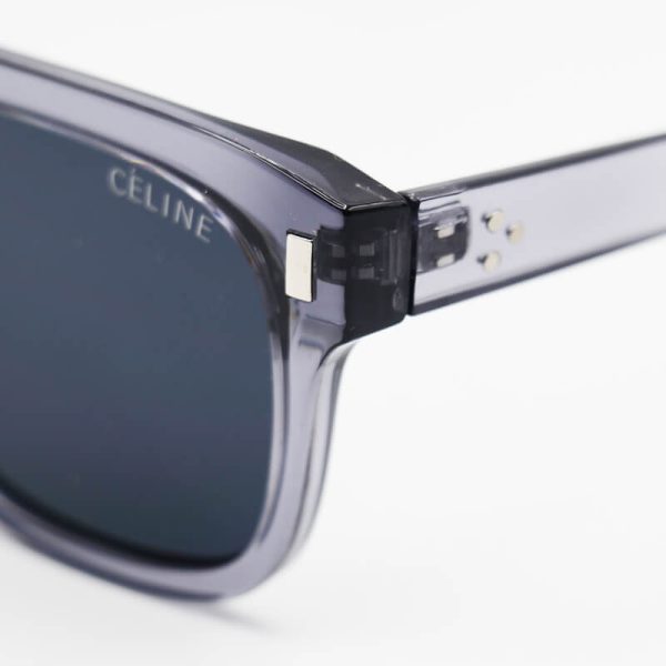 عکس از عینک آفتابی سلین با فریم خاکستری رنگ، ویفرر، عدسی تیره و دودی مدل m688