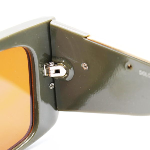 عکس از عینک آفتابی دولچه گابانا با دسته پهن و فریم سبز رنگ و لنز قهوه ای مدل lh026