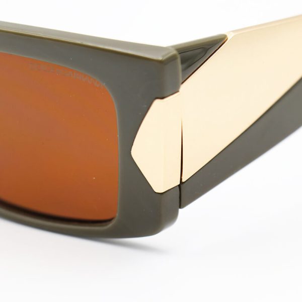 عکس از عینک آفتابی دولچه گابانا با دسته پهن و فریم سبز رنگ و لنز قهوه ای مدل lh026