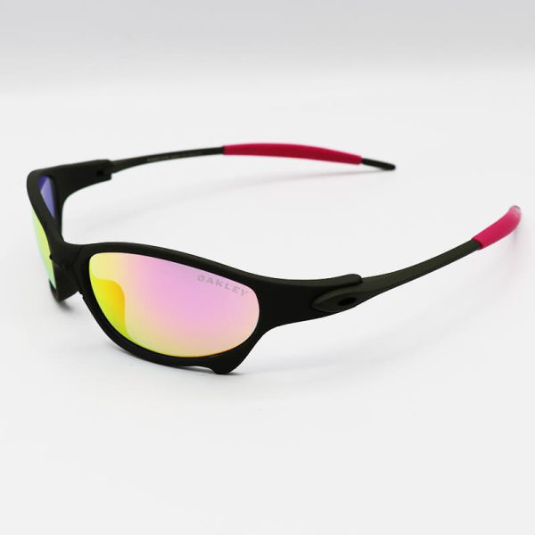 عکس از عینک ورزشی oakley با فریم سبز تیره، لنز آینه ای و بنفش رنگ مدل w2239