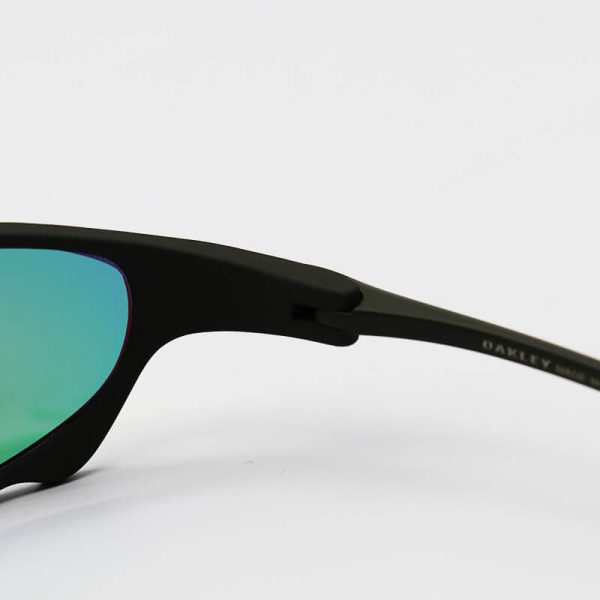 عکس از عینک ورزشی oakley با فریم سبز تیره، لنز آینه ای و بنفش رنگ مدل w2239