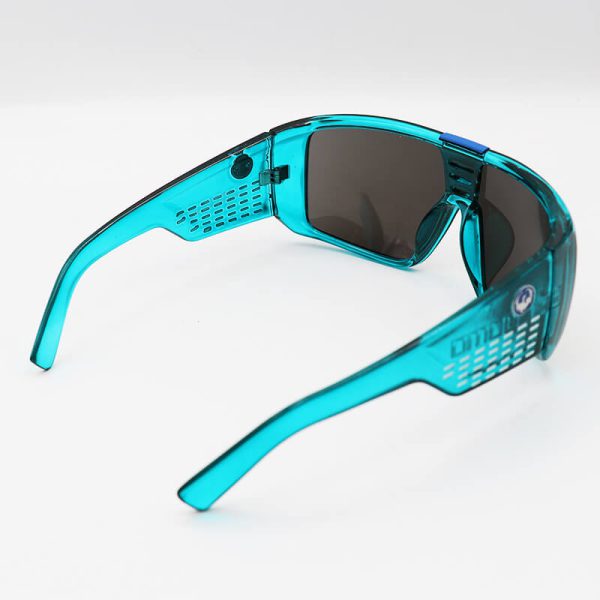عکس از عینک آفتابی ورزشی با فریم سبز رنگ، دسته پهن و لنز آینه ای مدل orbit