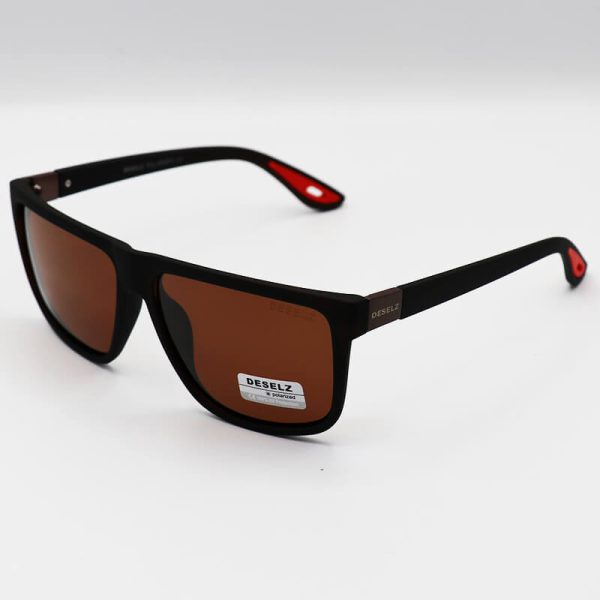 عکس از عینک آفتابی deselz با فریم قهوه ای روشن، ویفرر و عدسی پلاریزه مدل p2370