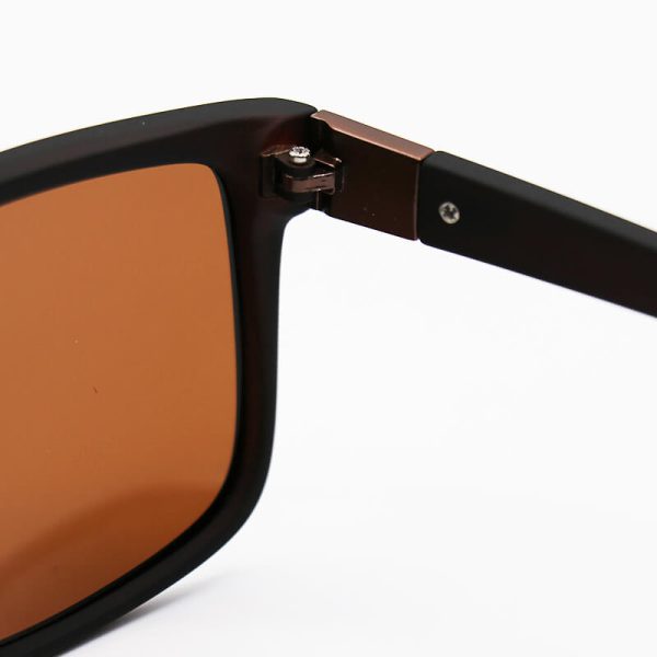 عکس از عینک آفتابی deselz با فریم قهوه ای روشن، ویفرر و عدسی پلاریزه مدل p2370