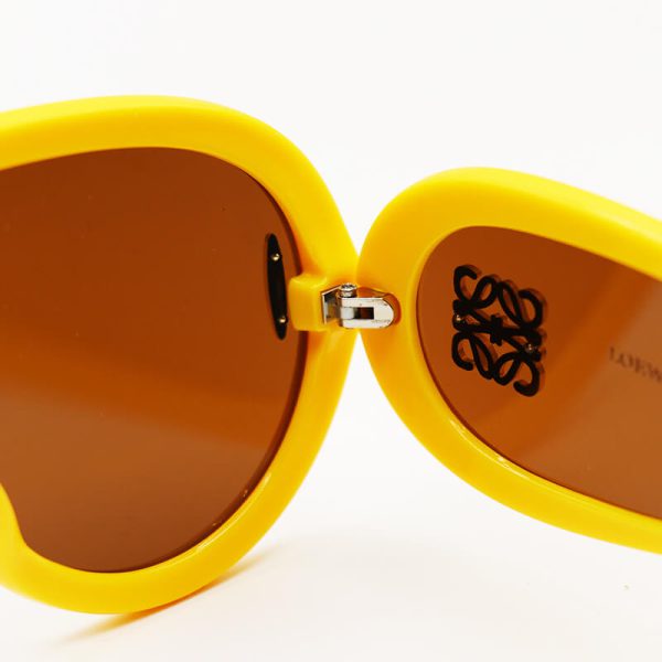 عکس از عینک آفتابی فانتزی با فریم نارنجی، لنز قهوه ای و دسته پهن loewe مدل 0239