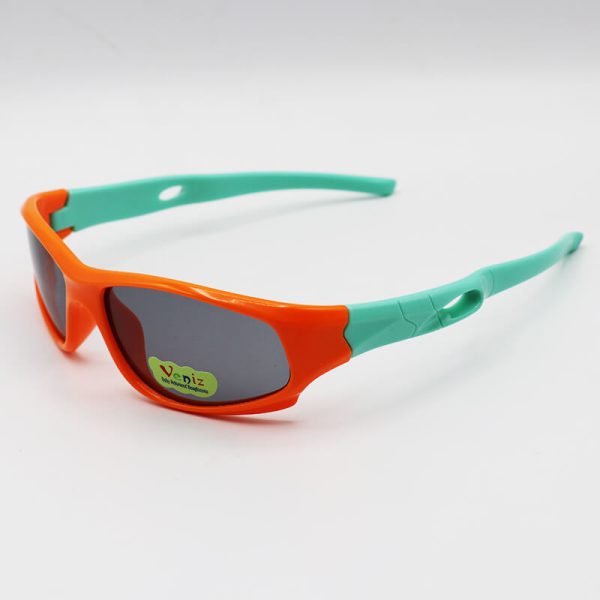 عکس از عینک آفتابی بچه‌گانه پلاریزه با فریم ژله‌ای، نارنجی و دسته سبز مدل s2028
