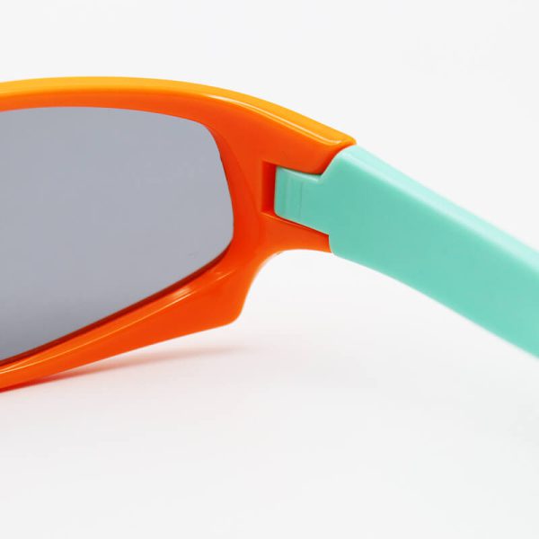 عکس از عینک آفتابی بچه‌گانه پلاریزه با فریم ژله‌ای، نارنجی و دسته سبز مدل s2028