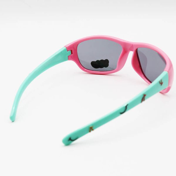 عکس از عینک آفتابی بچگانه پلاریزه با فریم ژله‌ای، صورتی و دسته سبز مدل p5018