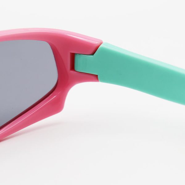 عکس از عینک آفتابی بچه‌گانه پلاریزه با فریم ژله‌ای، صورتی و دسته سبز مدل s2028