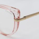 عکس از فریم عینک طبی گربه ای با دسته فنری و رنگ صورتی و طلایی فندی مدل F11A