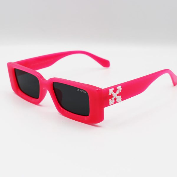 عکس از عینک آفتابی آف وایت با فریم صورتی، مستطیلی شکل و لنز دودی مدل fz832