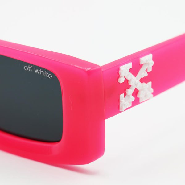 عکس از عینک آفتابی آف وایت با فریم صورتی، مستطیلی شکل و لنز دودی مدل fz832