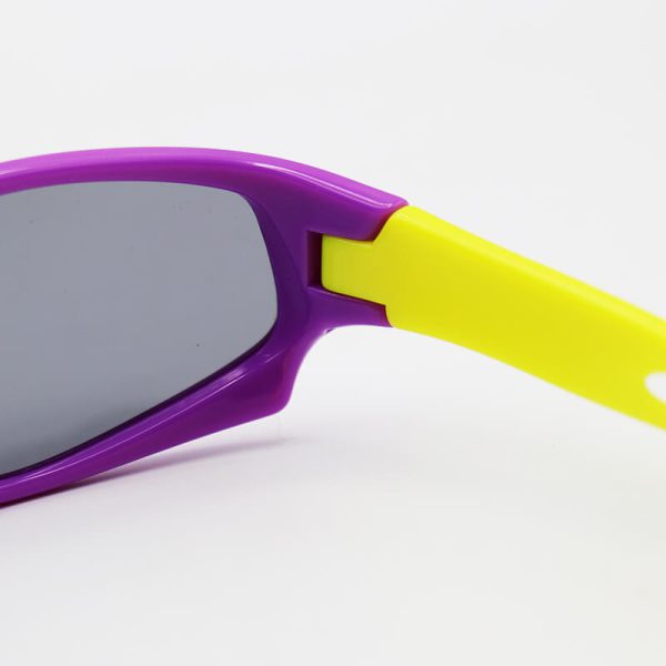عکس از عینک آفتابی بچه‌گانه پلاریزه با فریم ژله‌ای، بنفش و دسته زرد مدل s2028