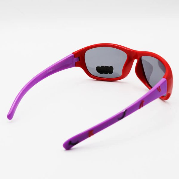 عکس از عینک آفتابی بچه گانه پلاریزه با فریم ژله‌ای، قرمز و دسته بنفش مدل p5018