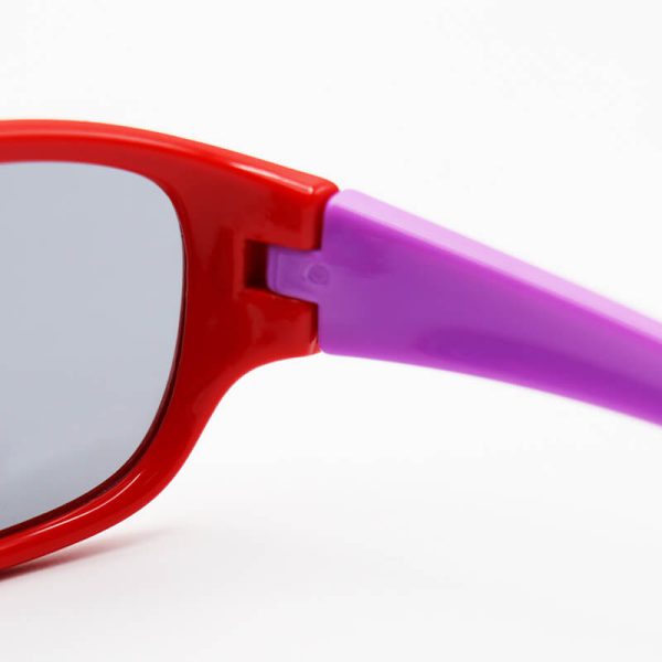 عکس از عینک آفتابی بچه گانه پلاریزه با فریم ژله‌ای، قرمز و دسته بنفش مدل p5018