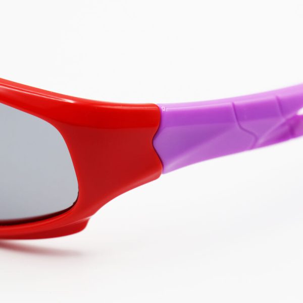 عکس از عینک آفتابی بچه‌گانه پلاریزه با فریم ژله‌ای، قرمز و دسته بنفش مدل s2028