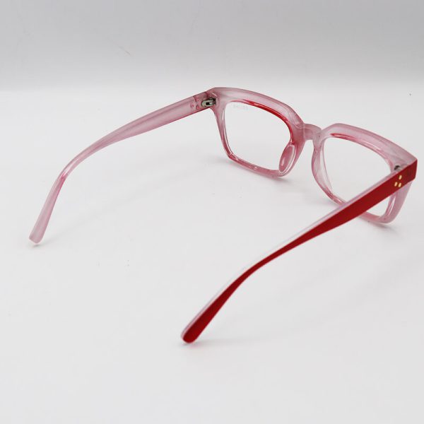 عکس از عینک طبی مربعی شکل، قرمز رنگ با فریم کائوچو برند celine مدل fe01