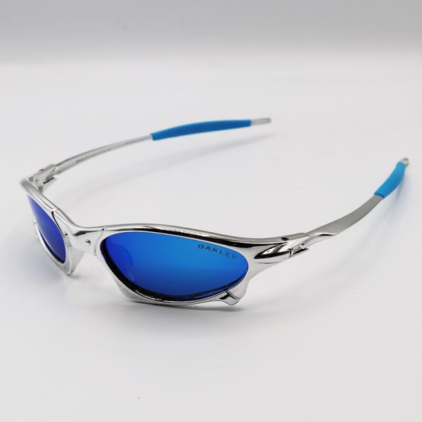 عکس از عینک آفتابی اوکلی با فریم نقره ای رنگ، لنز آینه ای و آبی رنگ مدل w2239
