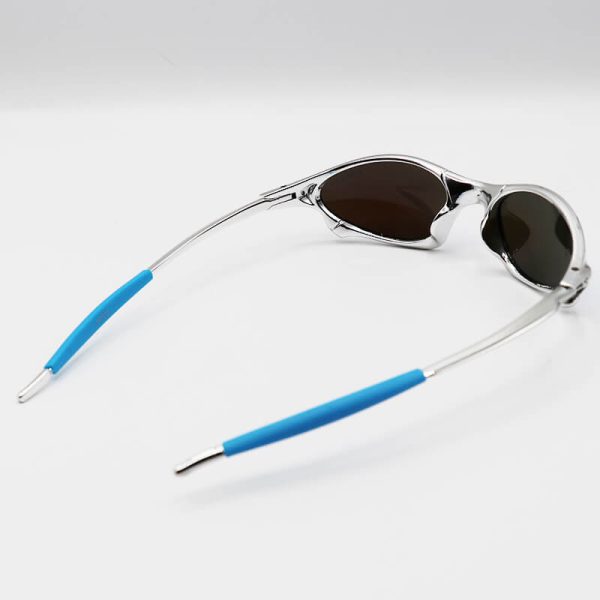 عکس از عینک آفتابی اوکلی با فریم نقره ای رنگ، لنز آینه ای و آبی رنگ مدل w2239