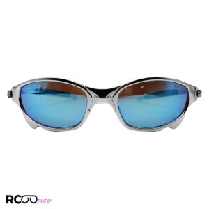 عکس از عینک ورزشی oakley با فریم نقره ای رنگ، لنز آینه ای و آبی رنگ مدل w2239
