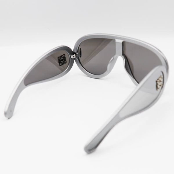 عکس از عینک آفتابی فانتزی با فریم نقره ای، لنز آینه ای و دسته پهن loewe مدل 0239