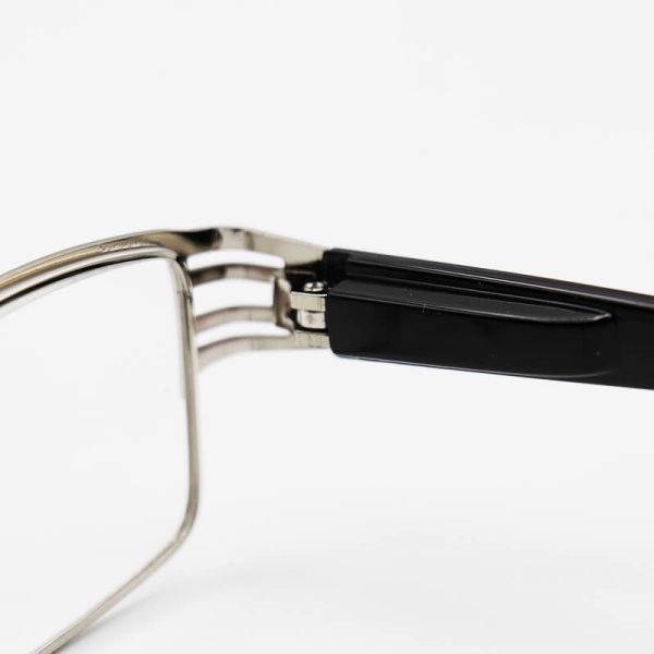 عکس از عینک مطالعه نزدیک بین با فریم نقره ای و مستطیلی شکل مدل 192