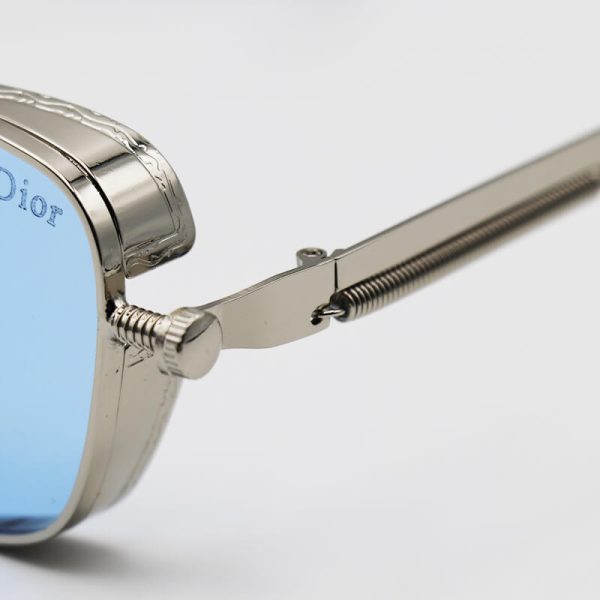 عکس از عینک شب dior با طرح پیچ و فنر، فریم نقره ای و عدسی آبی رنگ مدل 8047