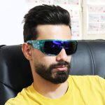 عینک آفتابی ورزشی با دسته پهن و لنز آینه ای مدل ORBIT بر روی صورت محمدحسین ابراهیم زاده