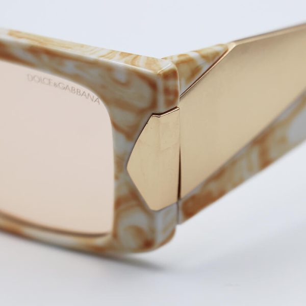 عکس از عینک آفتابی دولچه گابانا با دسته پهن و فریم دو رنگ و لنز قهوه ای مدل lh026