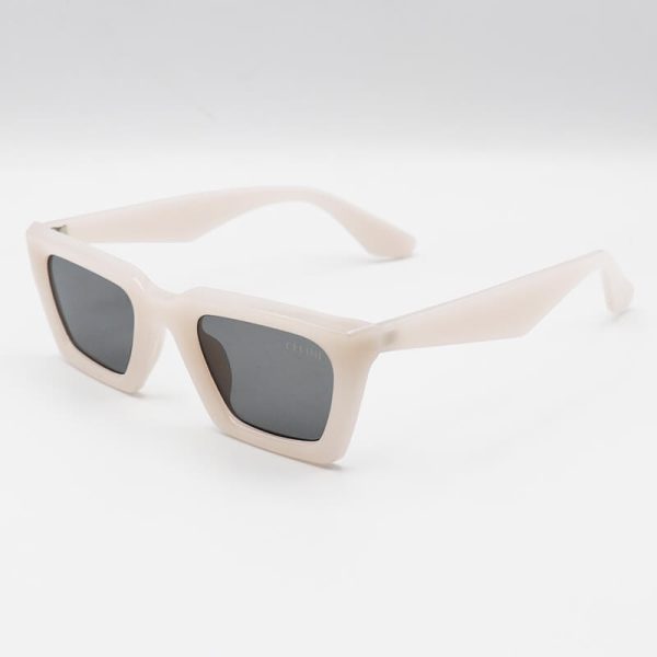 عکس از عینک آفتابی با فریم چشم گربه ای، سفید رنگ و لنز دودی celine مدل g677