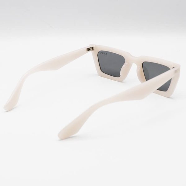 عکس از عینک آفتابی با فریم چشم گربه ای، سفید رنگ و لنز دودی celine مدل g677