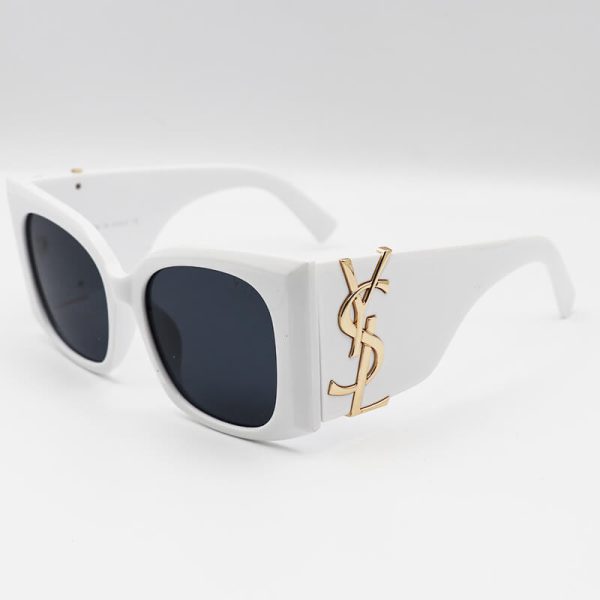 عکس از عینک آفتابی ysl با فریم سفید رنگ، اور سایز و دسته پهن مدل 23015
