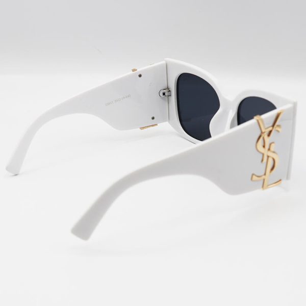 عکس از عینک آفتابی ysl با فریم سفید رنگ، اور سایز و دسته پهن مدل 23015