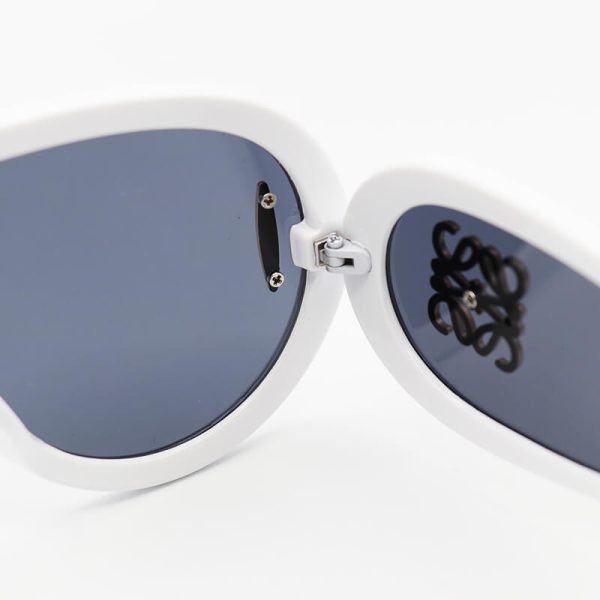 عکس از عینک آفتابی فانتزی با فریم سفید، لنز دودی تیره و دسته پهن لووه مدل 0239