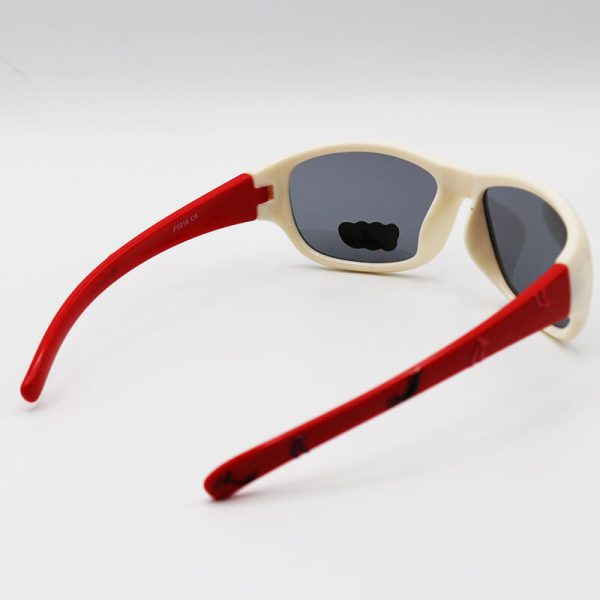 عکس از عینک آفتابی بچگانه پلاریزه با فریم ژله‌ای، سفید و دسته قرمز مدل p5018