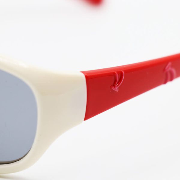 عکس از عینک آفتابی بچگانه پلاریزه با فریم ژله‌ای، سفید و دسته قرمز مدل p5018