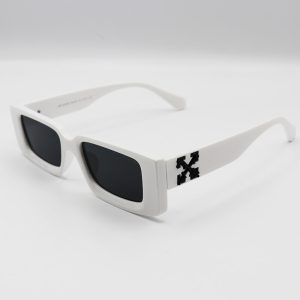 عکس از عینک آفتابی OFF-White با فریم سفید، مستطیلی شکل و لنز دودی مدل FZ832