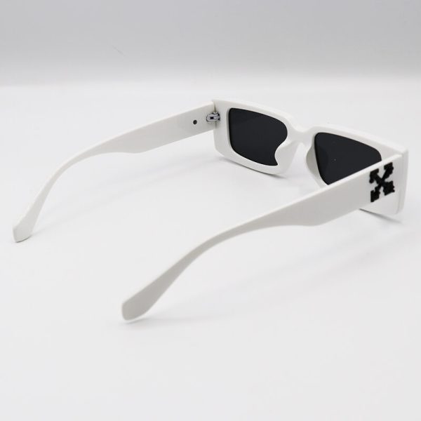 عکس از عینک آفتابی off-white با فریم سفید، مستطیلی شکل و لنز دودی مدل fz832