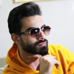 عینک آفتابی Cartier با فریم خلبانی، دسته چوبی و لنز UV400 مدل CA121 بر روی صورت محمدحسین ابراهیم زاده