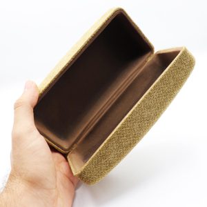 عکس از قاب عینک مخملی، مستطیلی شکل، کرمی رنگ و سایز بزرگ مدل 992377