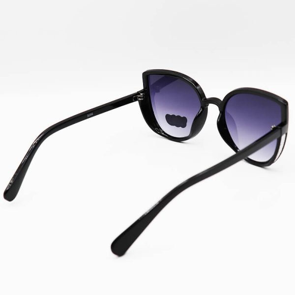 عکس از عینک آفتابی بچه‌گانه با فریم مشکی رنگ، شاین دار و عدسی تیره مدل 3096